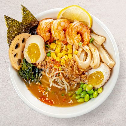 Рамен с креветками и кальмаром