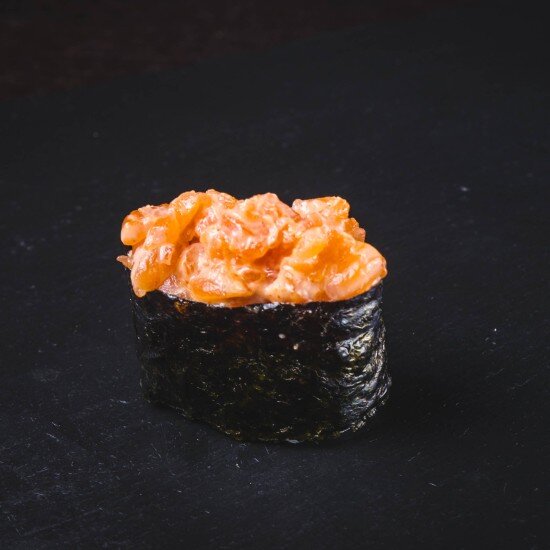 Гункан с лососем спайси