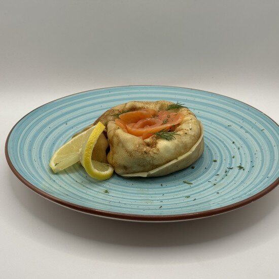 Блин с лососем и творожным сыром