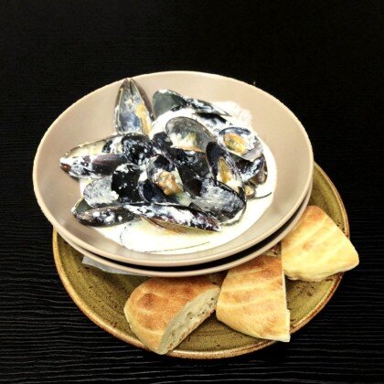 Мидии в белом вине и сыром «горгондзола»
