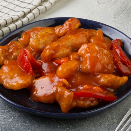 Жаренная говядина на раскаленном блюде в кисло-сладком соусе