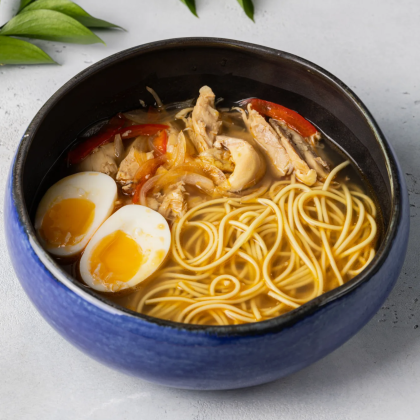 Лапша с курицей в бульоне