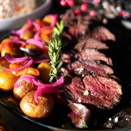 Ростбиф тендерлойн с соусом из лесной клюквы и золотистым бейби-картофелем