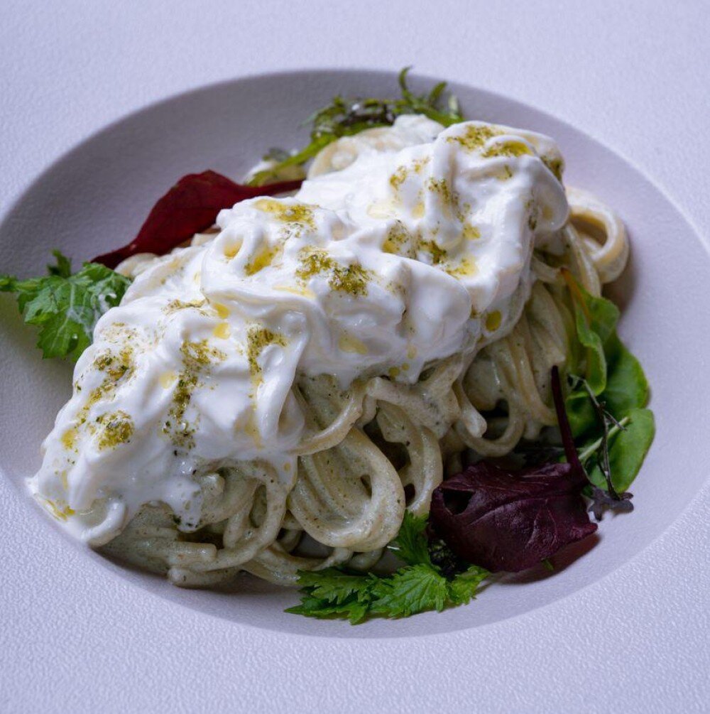 Спагетти с песто и страчателлой