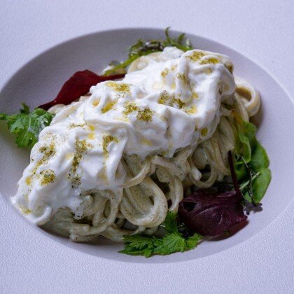 Спагетти с песто и страчателлой