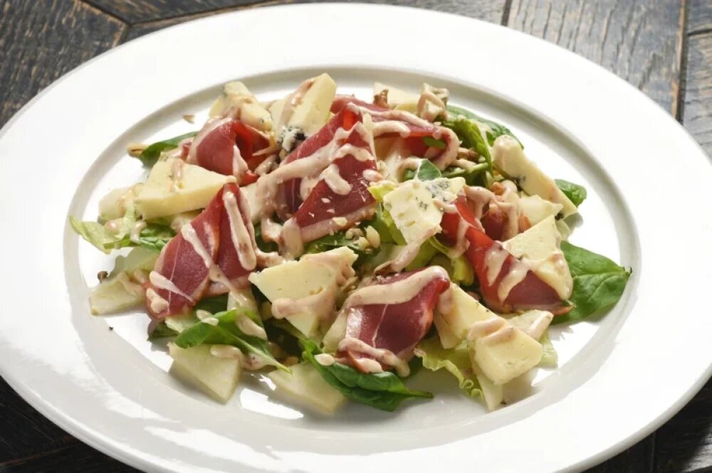 Салат с копченой уткой, грушей и сыром блю