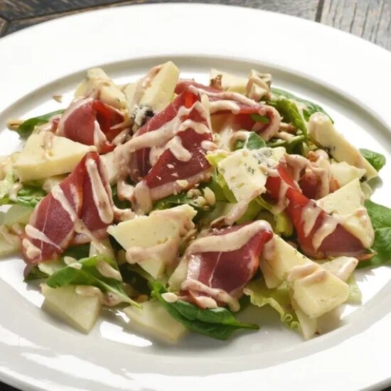 Салат с копченой уткой, грушей и сыром блю