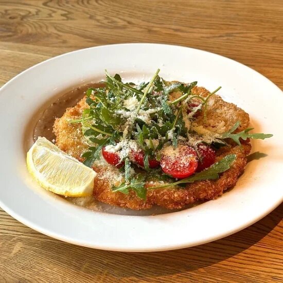 Шницель из свинины со свежими овощами