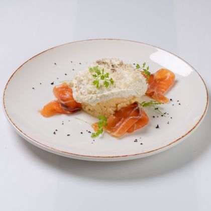 Скрэмбл с муссом пармезан и лососем