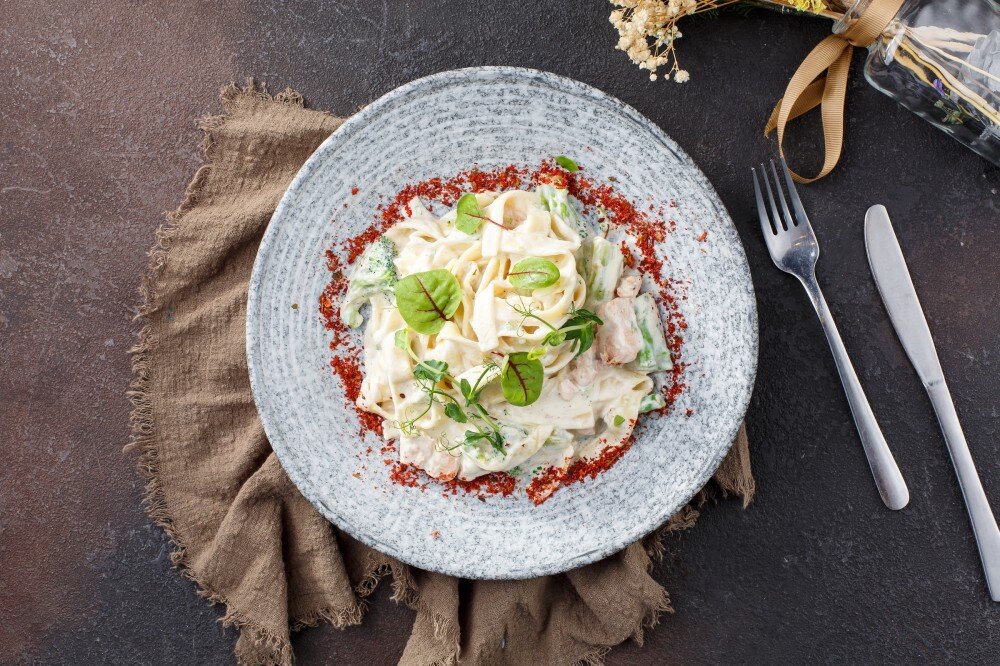 Фетучини семгой и брокколи