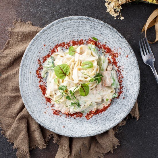 Фетучини семгой и брокколи