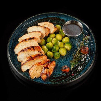 Грудка цыпы на гриле с брюссельской капустой и азиатским соусом