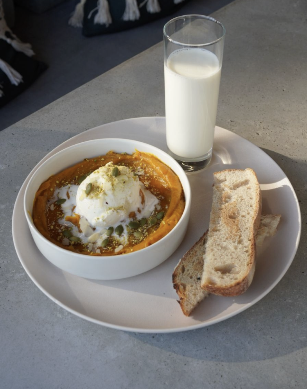 Тыквенный крем с шариком мороженого и молоком