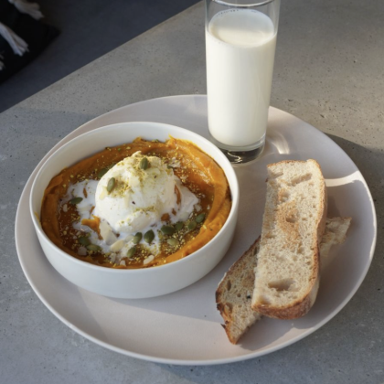 Тыквенный крем с шариком мороженого и молоком