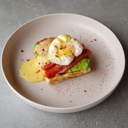 Вафля с лососем и яйцом пашот