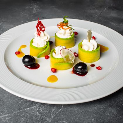 Рулетики из кабачков с сыром, авокадо и огурцов