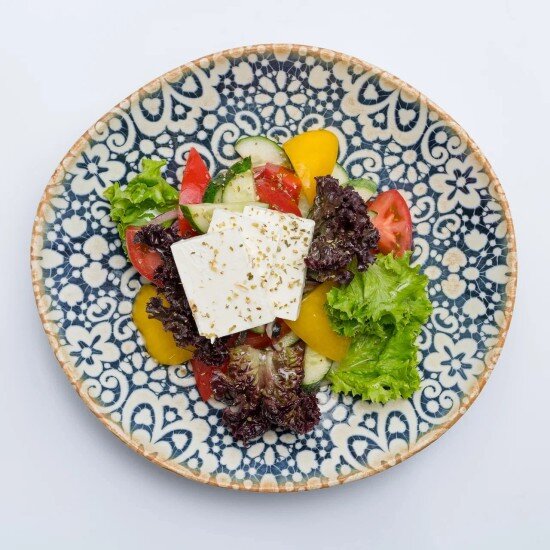 Греческий салат с фермерской грузинской брынзой