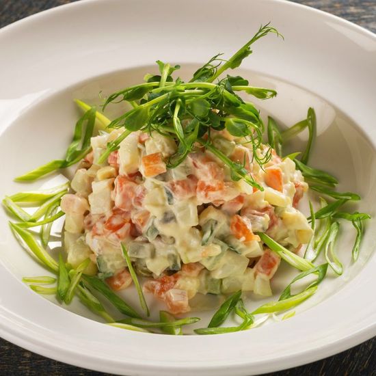 Салат Оливье с лососем