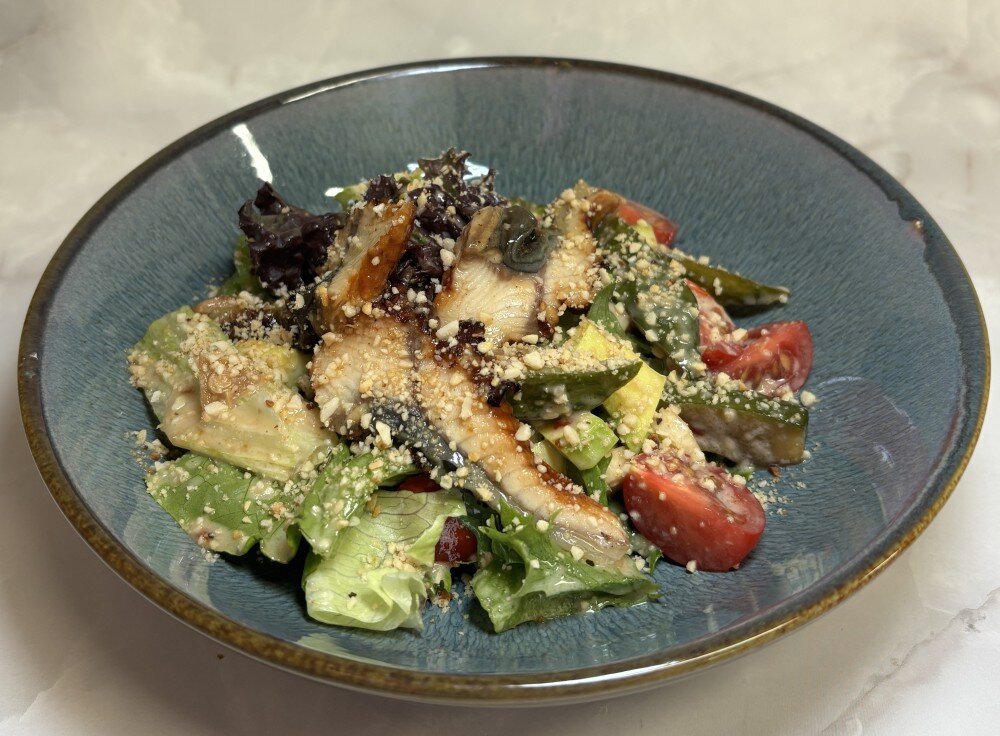 Салат с копченым угрем