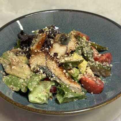 Салат с копченым угрем