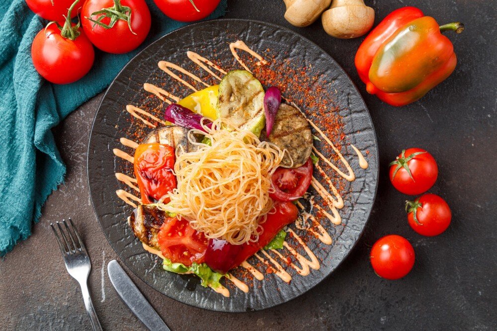 Салат с печеными овощами и фунчезой