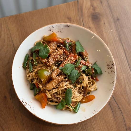 Удон с курицей и овощами