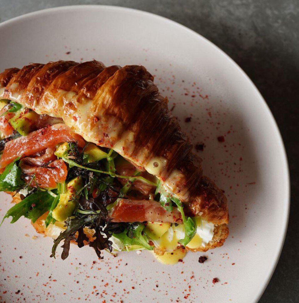 Круассан с семгой