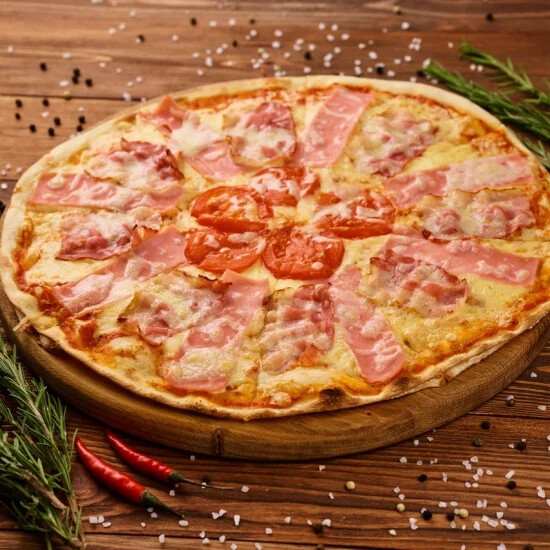 Пицца с ветчиной и беконом