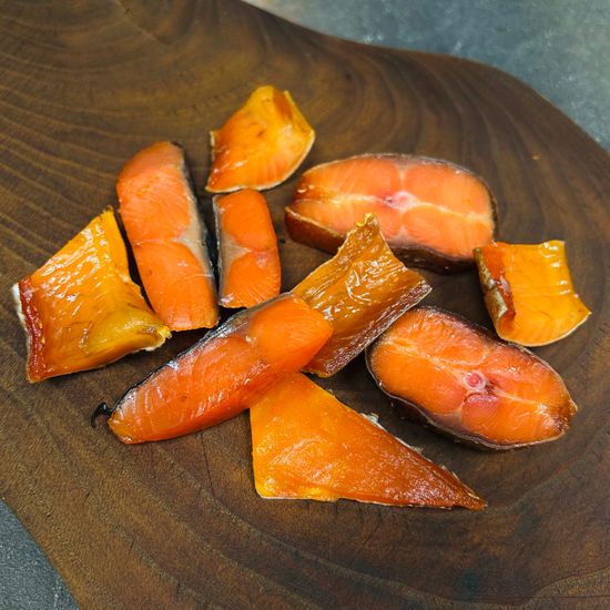 Кусочки лососевых рыб х/к