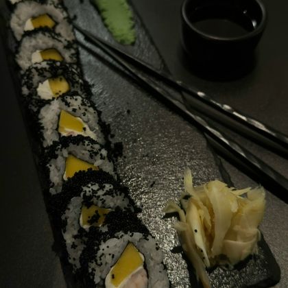 Ролл креветки с манго