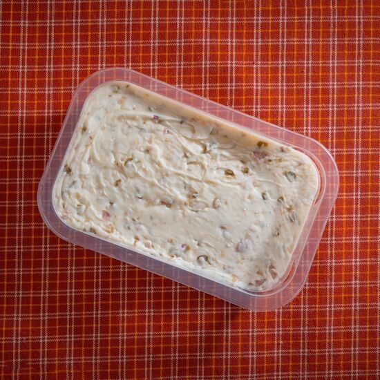 Пряное масло с каперсами и красным луком