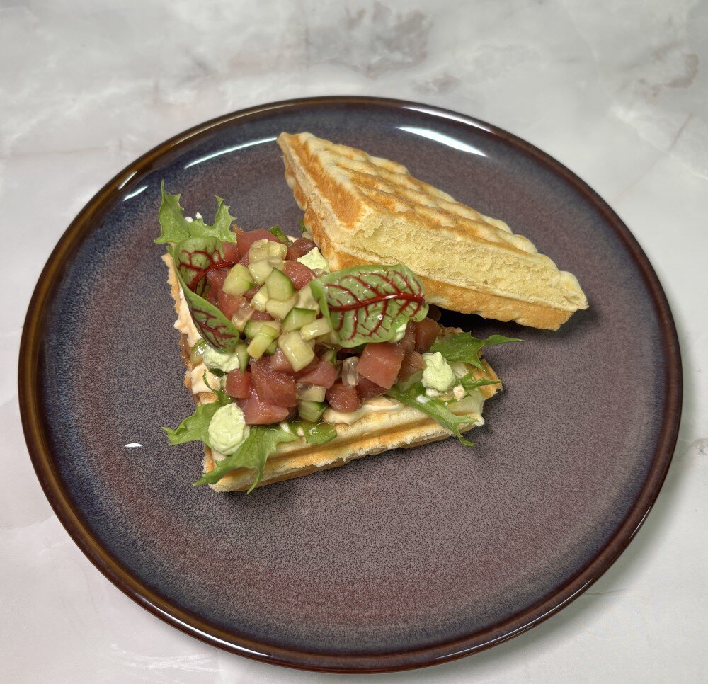 Венские вафли с маринованным тунцом