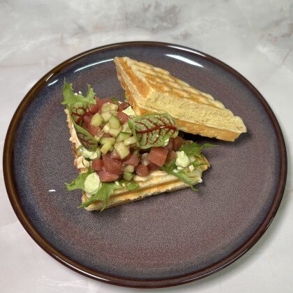 Венские вафли с маринованным тунцом