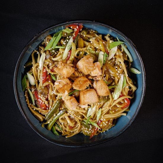 Wok с лососем