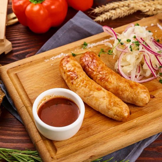 Куриная колбаска с квашеной капустой и огурцом