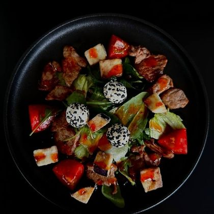 Салат со свининой и хрустящими баклажанами