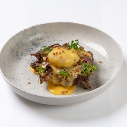 Яйцо Бенедикт с беконом говяжьим