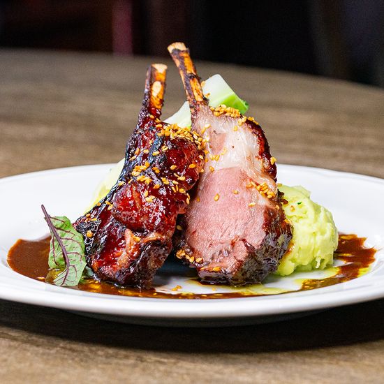 Каре ягненка с паровой брокколи и пюре из васаби