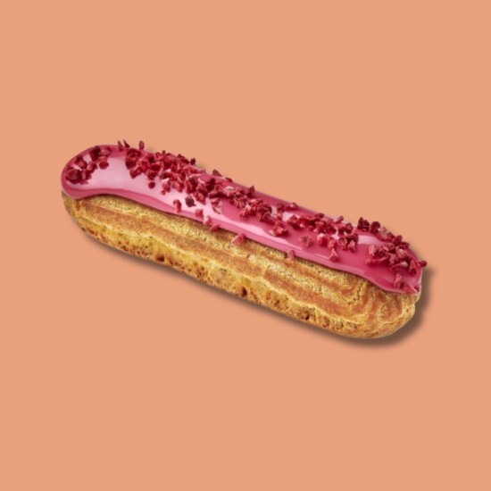 Эклер с клубникой