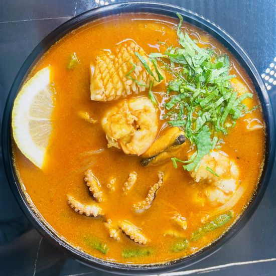 Острый суп с морепродуктами и фунчезой