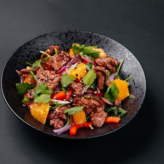 Тёплый салат с говядиной и апельсинами