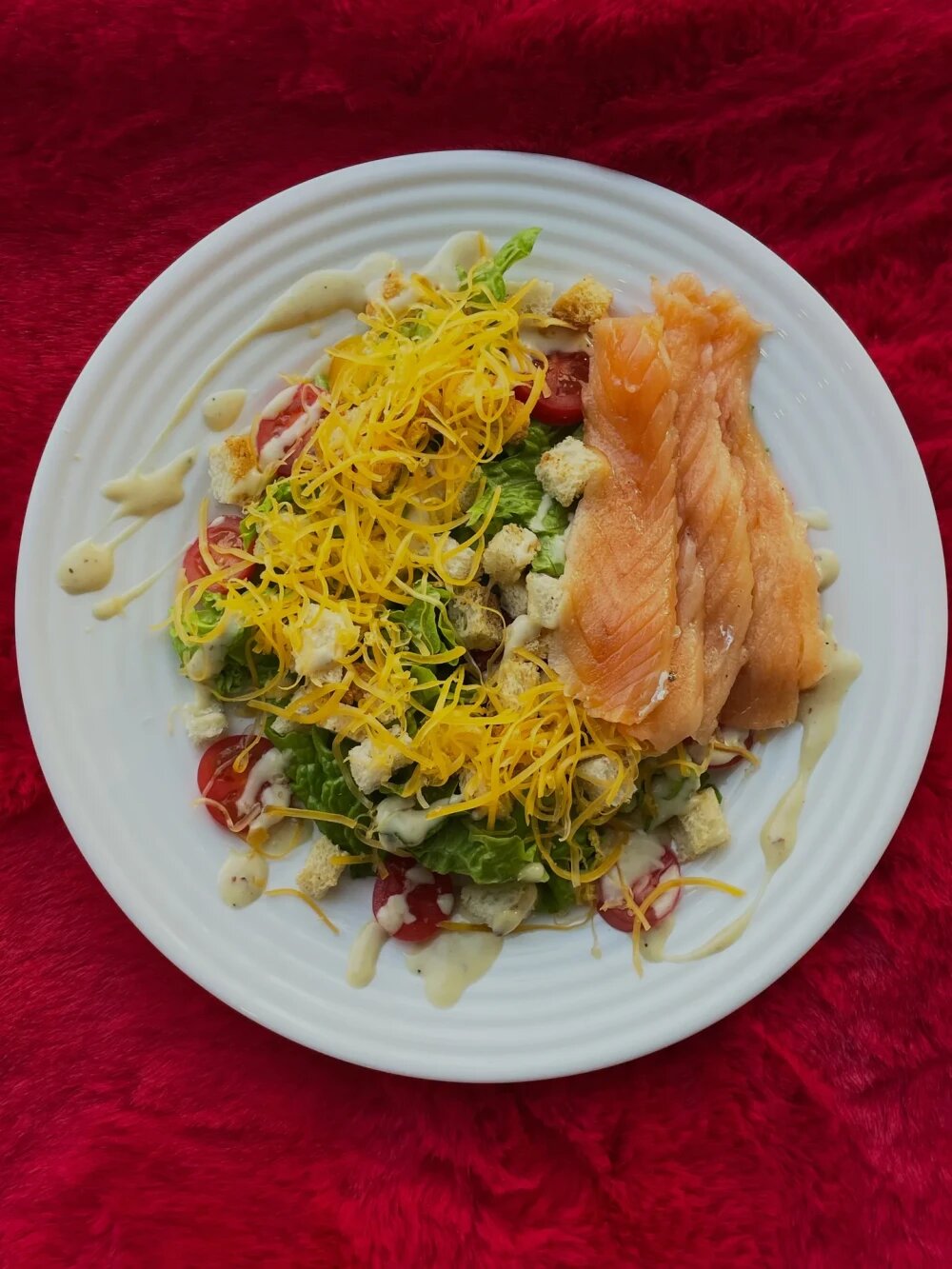 Салат цезарь с форелью