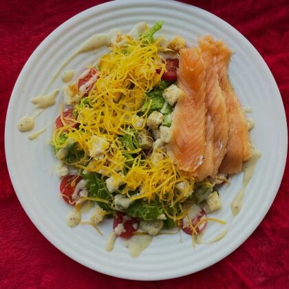 Салат цезарь с форелью