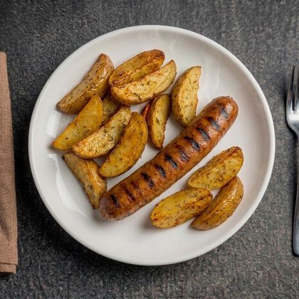 Жареный картофель с колбаской-гриль