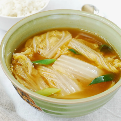 Вареный карп в бульоне с маринованной пекинской капустой