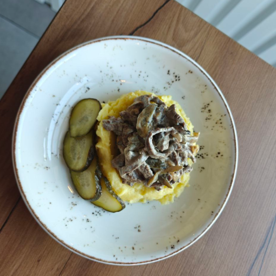 Бефстроганов с картофельным пюре