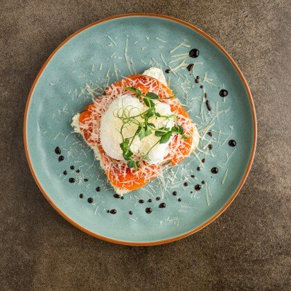 Завтрак со слабосоленой форелью и яйцом пашот