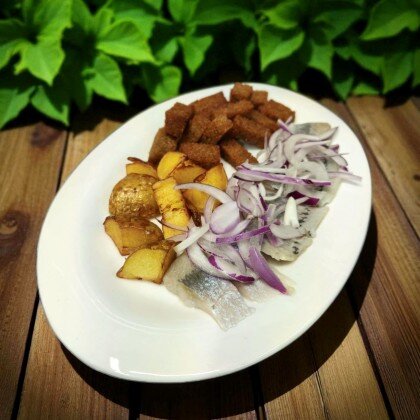 Сельдь с отварным картофелем и гренками