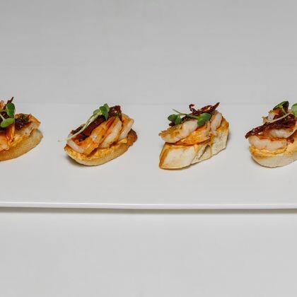 Брускетта с креветкой и вялеными томатами