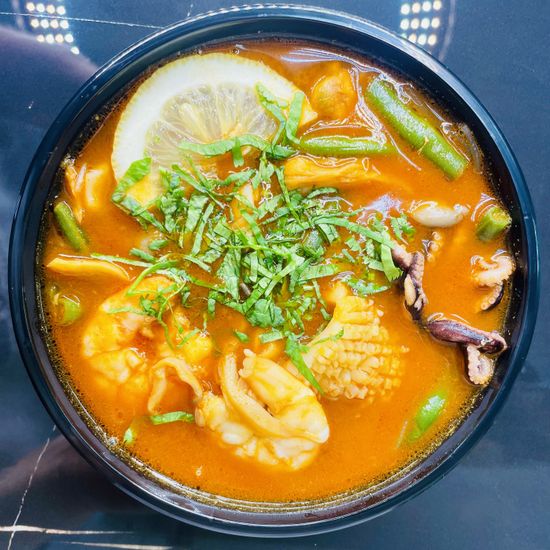 Том-ям с морепродуктами и фунчезой